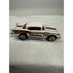 Hot Wheels 2018 Valentines 57 Chevy Diecast Car White Red Gold 164‎ Scale